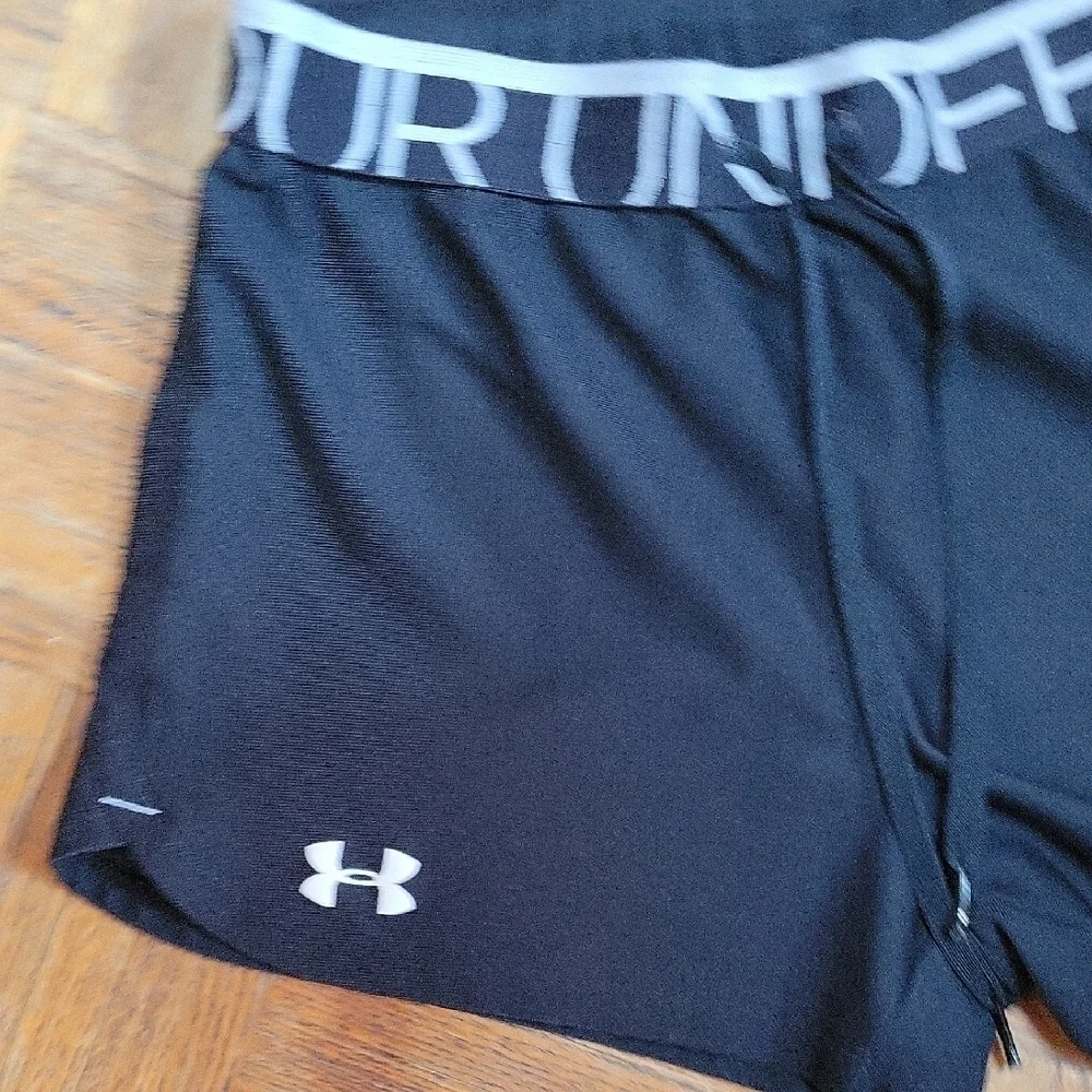 Under Armour Loose Heat Gear Black and Gray Logo Shorts Size Small